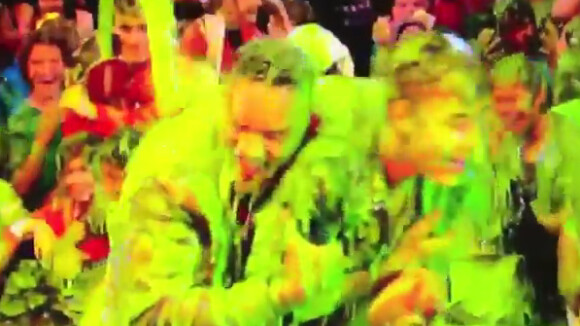 Justin Bieber et Halle Berry, aspergés d'une étrange substance verte et gluante
