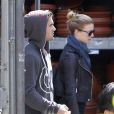 Emily VanCamp et Joshua Bowman font du shopping à Los Angeles, le 24 mars 2012