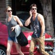 Emily VanCamp et Joshua Bowman, amoureux, profitent du soleil à Los Feliz, le 10 mars 2012
