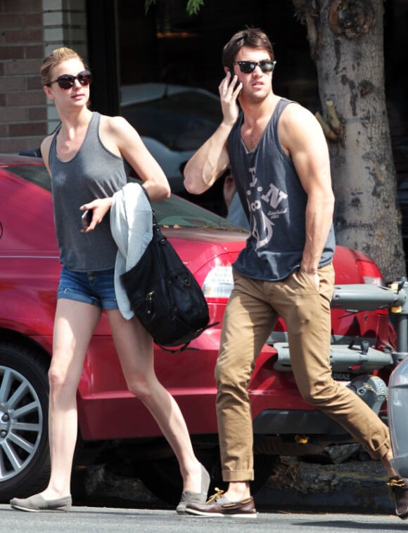 Emily VanCamp et Joshua Bowman, amoureux, profitent du soleil à Los Feliz, le 10 mars 2012