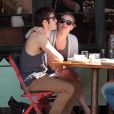 Emily VanCamp et Joshua Bowman, amoureux, déjeunent à Los Feliz, le 10 mars 2012