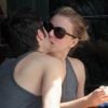 Emily VanCamp et Joshua Bowman, amoureux, s'embrassent à Los Feliz, le 10 mars 2012