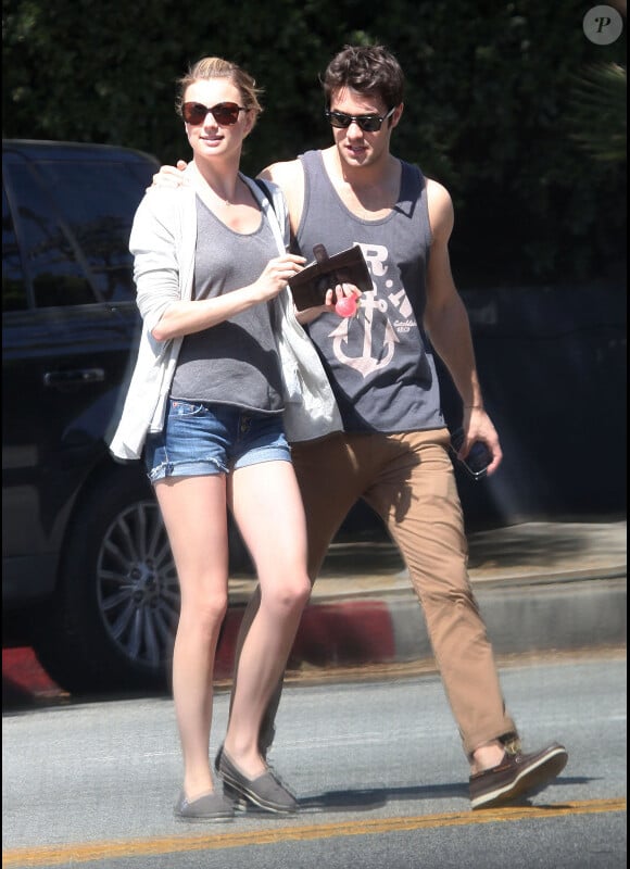 Emily VanCamp et Joshua Bowman amoureux à Los Feliz, le 10 mars 2012