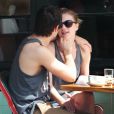 Emily VanCamp et Joshua Bowman, amoureux, déjeunent à Los Feliz, le 10 mars 2012