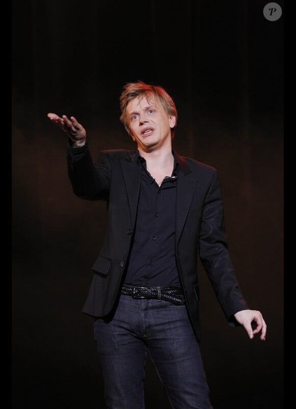 Alex Lutz en février 2012 sur scène à Paris