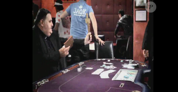 Pierre Ménès se prend pour un homme de foi pour Drôle de Poker