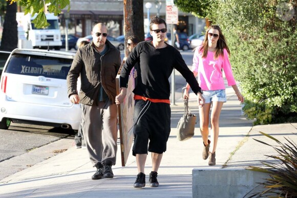 Miranda Kerr et son époux Orlando Bloom dans les rues de Los Angeles le 2 avril 2012