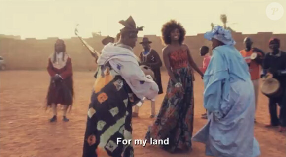 Inna Modja dans For my land, publié début avril 2012, extrait de l'album Love Revolution. Une vidéo publiée alors que le Mali souffre plus que jamais de son instabilité politique après un énième coup d'Etat le 22 mars 2012...