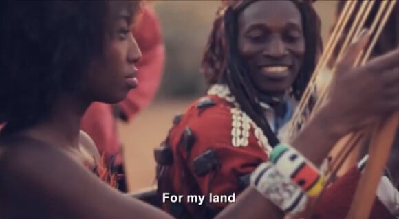 Inna Modja dans le clip pour For my land, publié début avril 2012, extrait de l'album Love Revolution. Une vidéo publiée alors que le Mali souffre plus que jamais de son instabilité politique après un énième coup d'Etat le 22 mars 2012...