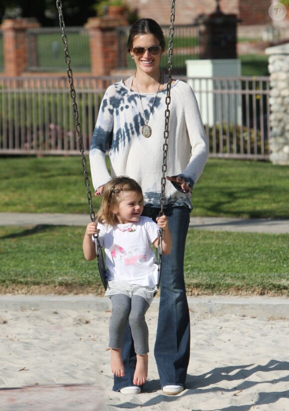 Alessandra Ambrosio profite de sa fille Anja. Mars 2012
