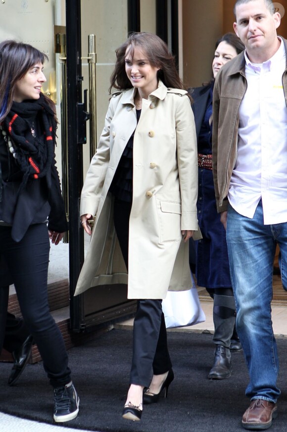 Natalie Portman a fait quelques emplettes à Paris le 5 avril 2012