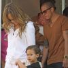 Jennifer Lopez semble plus épanouie que jamais lorsqu'elle visite la maison du lapin Bunny avec ses enfants et son petit ami Casper Smart à Los Angeles le 5 avril 2012