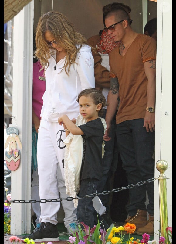 Jennifer Lopez semble plus épanouie que jamais lorsqu'elle visite la maison du lapin Bunny avec ses enfants et son petit ami Casper Smart à Los Angeles le 5 avril 2012