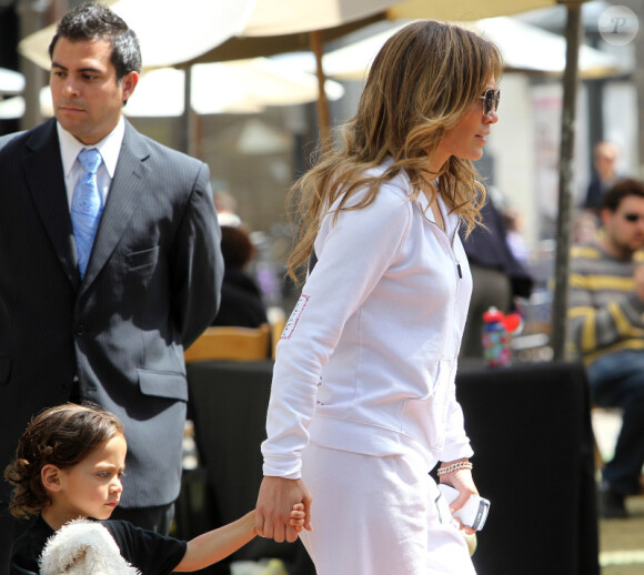 Jennifer Lopez : son petit Max ne la quitte pas d'une semelle lorsqu'ils visitent la maison du lapin Bunny avec Emme et Casper Smart à Los Angeles le 5 avril 2012