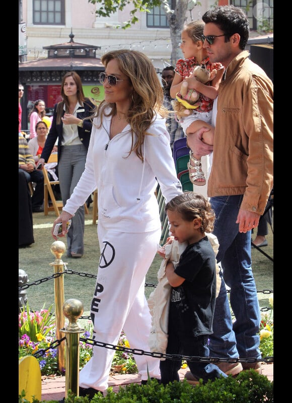 Jennifer Lopez, sa petite Emme à croquer dans les bras du baby-sitter, visite la maison du lapin Bunny à Los Angeles le 5 avril 2012