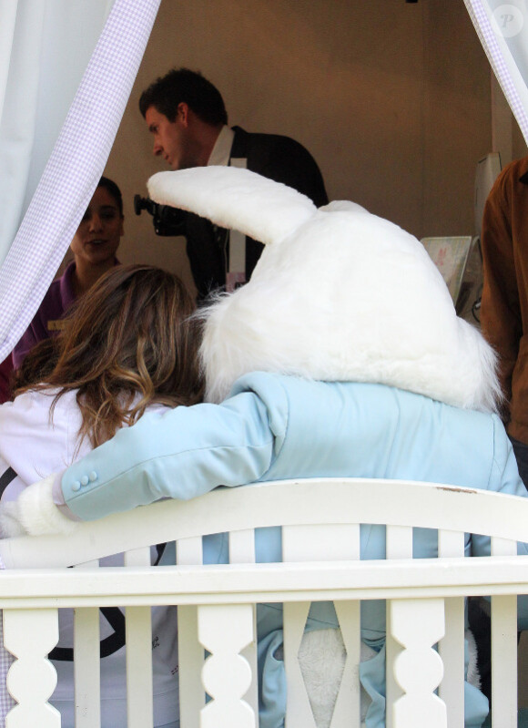 Jennifer Lopez visite la maison du lapin Bunny avec ses enfants et son petit ami Casper Smart à Los Angeles le 5 avril 2012