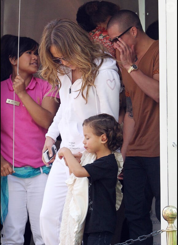 Jennifer Lopez, très amoureuse, visite la maison du lapin Bunny avec ses enfants et son petit ami Casper Smart à Los Angeles le 5 avril 2012