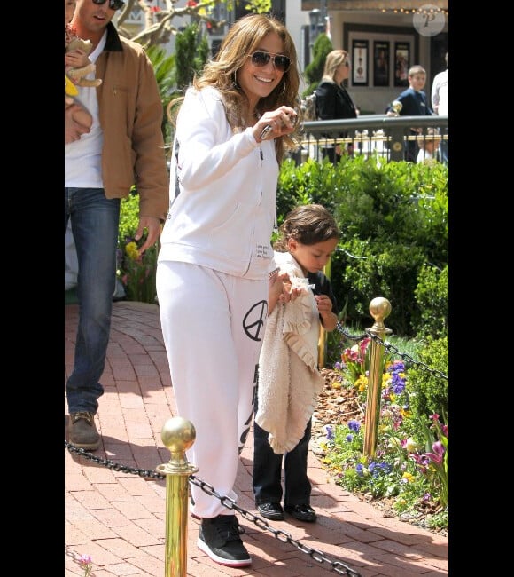 Jennifer Lopez se rend au centre commercial The Grove avec son petit ami Casper Smart et ses enfants Max et Emme afin de prendre quelques photos avec le Lapin de Pâques à Los Angeles le 5 avril 2012