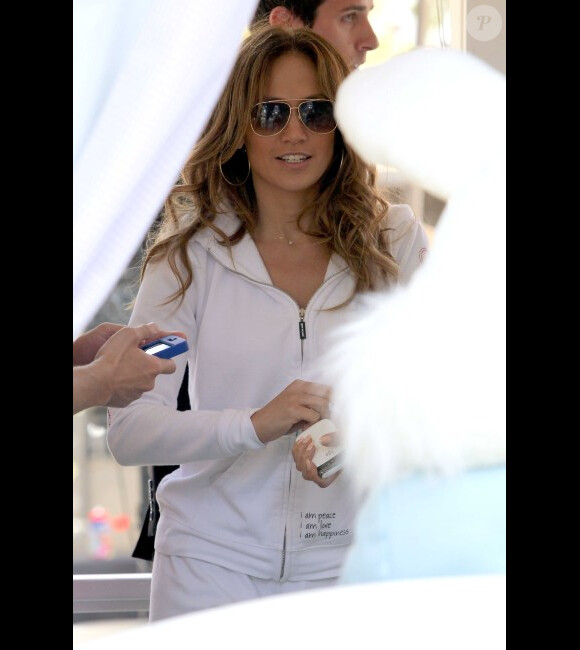 Jennifer Lopez, craquante, se rend au centre commercial The Grove avec son petit ami Casper Smart et ses enfants Max et Emme afin de prendre quelques photos avec le Lapin de Pâques à Los Angeles le 5 avril 2012