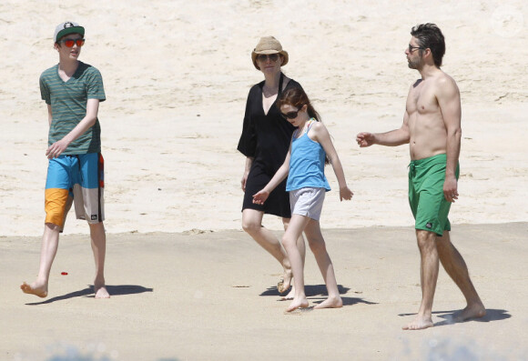 Julianne Moore en vacances avec son mari Bart Freundlich, leur fils Caleb, 14 ans, et leur fille Liv, 10 ans, à Los Cabos au Mexique, le 19 mars 2012.
