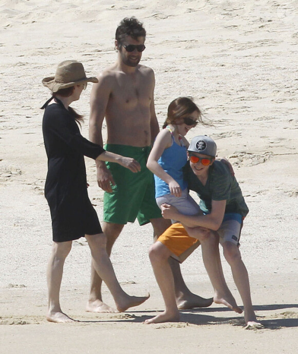 Julianne Moore en vacances avec son mari Bart Freundlich, leur fils Caleb, 14 ans, et leur fille Liv, 10 ans, à Los Cabos au Mexique, le 19 mars 2012.