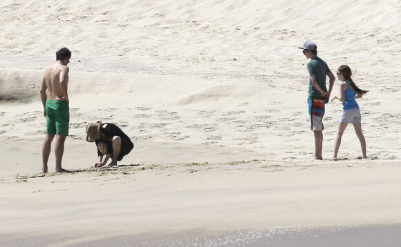 Julianne Moore s'amuse en vacances avec son mari Bart Freundlich, leur fils Caleb, 14 ans, et leur fille Liv, 10 ans, à Los Cabos au Mexique, le 19 mars 2012.