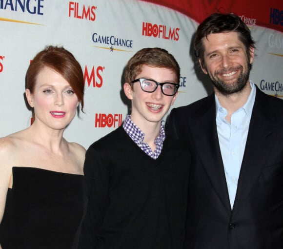 Julianne Moore, Bart Freundlich et leur fils Caleb, en mars 2012 à New York.