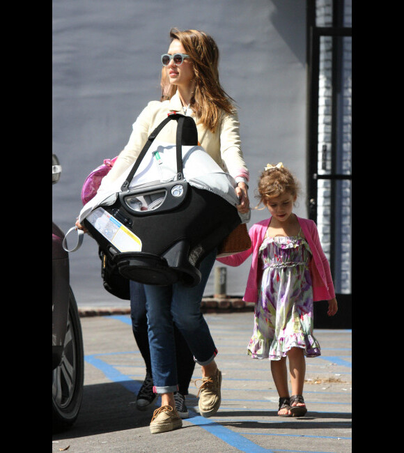 Jessica Alba est allée chercher sa fille Honor à la sortie de son cours de musique avec la petite Haven, le 6 avril à Santa Monica
