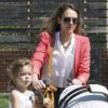 Samedi en famille pour Jessica Alba, son mari Cash Warren et leurs deux filles, Honor et Haven, le 7 avril à Los Angeles