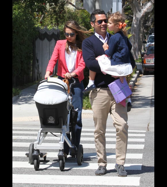 Jessica Alba en famille le 7 avril 2012 à Los Angeles