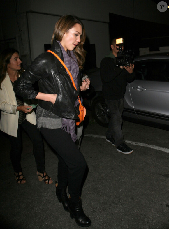 Jessica Alba s'offre une soirée entre filles, à Los Angeles, le 5 avril 2012