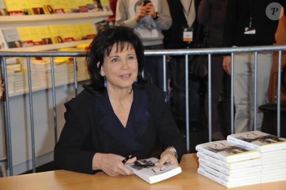 Anne Sinclair au Salon du livre, le 17 mars 2012 à Paris