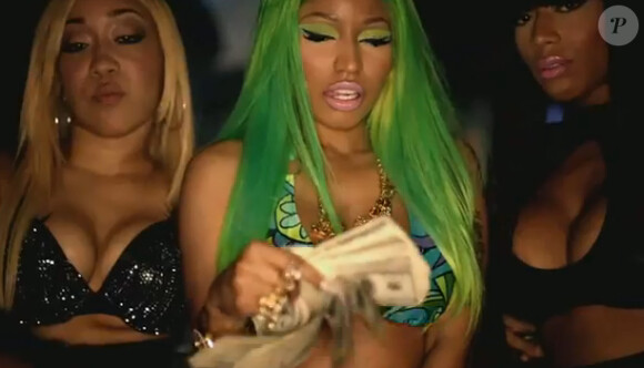 Nicki Minaj dans son clip Beez in the Trap, extrait de l'album Pink Friday : Roman Reloaded.