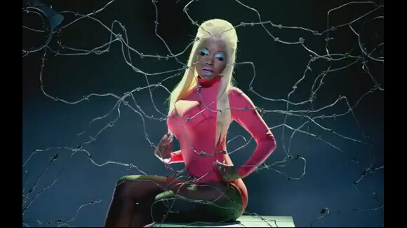 Nicki Minaj : Crinière verte, bikini et vulgarité au menu de son nouveau clip