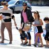 Jennifer Garner marche avec ses filles Violet, 6 ans, et Seraphina, 3 ans, à Los Angeles le 9 avril 2012.