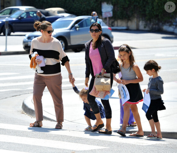 Jennifer Garner marche avec ses filles Violet, 6 ans, et Seraphina, 3 ans, à Los Angeles le 9 avril 2012.