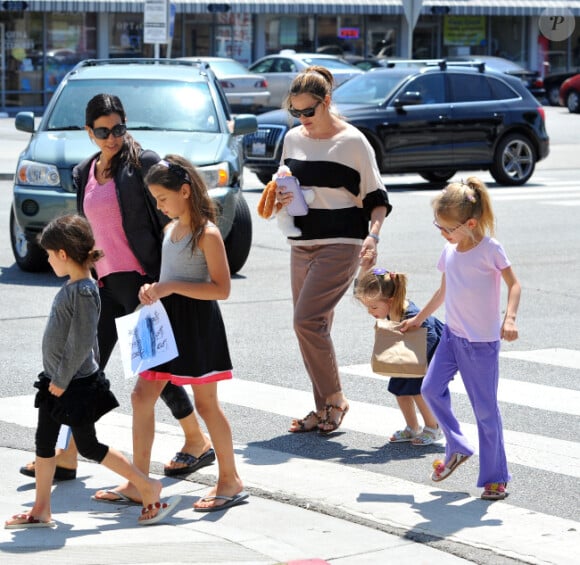 Jennifer Garner marche avec Violet, 6 ans, et Seraphina, 3 ans, et des amis à Los Angeles le 9 avril 2012.
