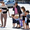 Jennifer Garner marche avec Violet, 6 ans, et Seraphina, 3 ans, à Los Angeles le 9 avril 2012.
