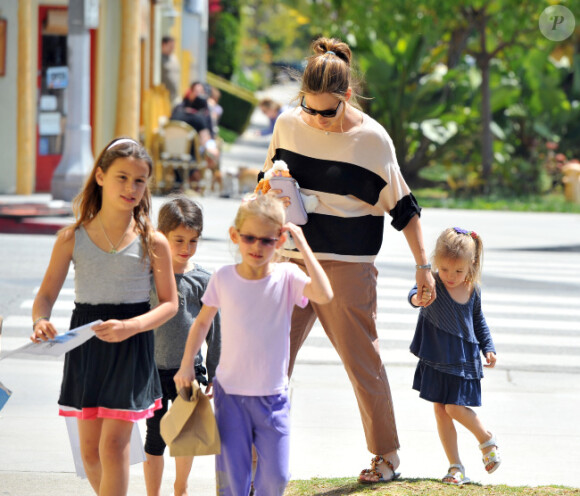 Jennifer Garner marche avec Violet, 6 ans, et Seraphina, 3 ans, et quelques amis à Los Angeles le 9 avril 2012.