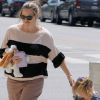 Jennifer Garner marche avec Violet, 6 ans, et Seraphina, 3 ans, à Los Angeles le 9 avril 2012.