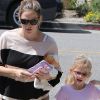 Jennifer Garner marche avec Violet, 6 ans, à Los Angeles le 9 avril 2012.