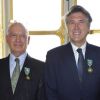 Bertrand Rindoff-Petroff et Bryan Ferry lors de la cérémonie de remise de décorations au ministère de la culture, le 4 avril 2012 à Paris