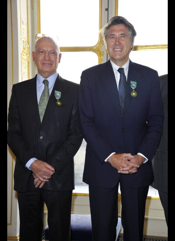 Bertrand Rindoff-Petroff et Bryan Ferry lors de la cérémonie de remise de décorations au ministère de la culture, le 4 avril 2012 à Paris