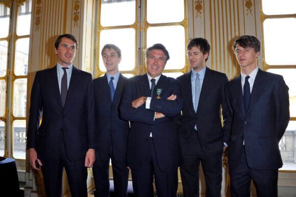 Bryan Ferry et ses enfants lors de la cérémonie de remise de décorations au ministère de la culture, le 4 avril 2012 à Paris