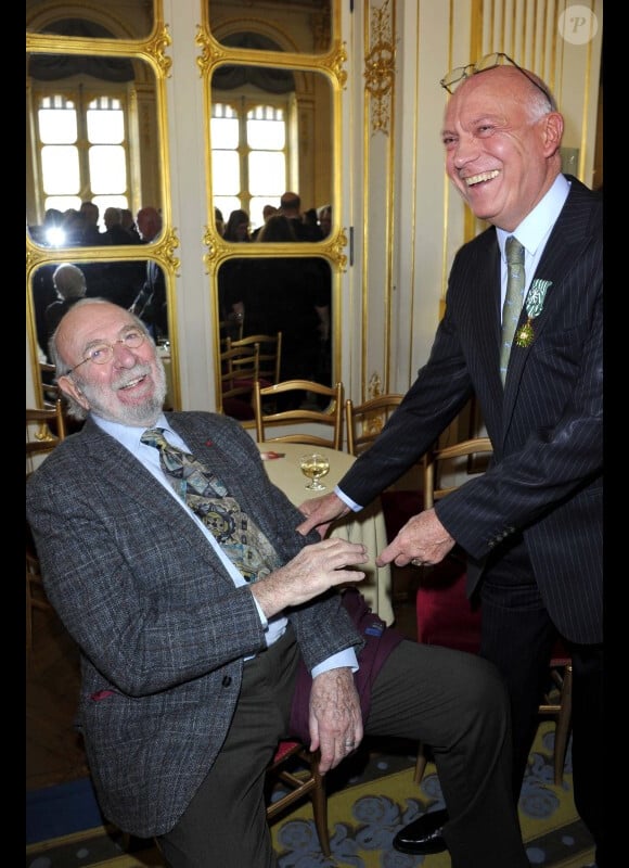 Jean-Pierre Marielle et Bertrand Rindoff-Petroff lors de la cérémonie de remise de décorations au ministère de la culture, le 4 avril 2012 à Paris