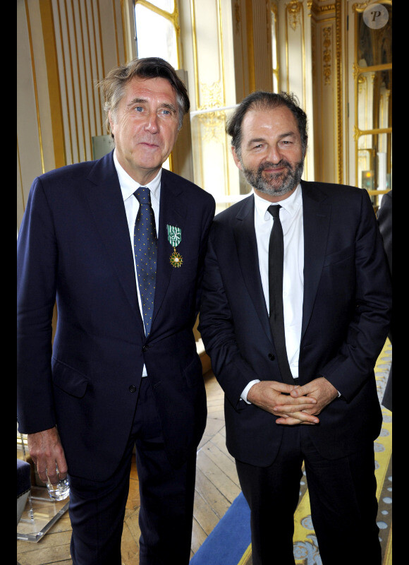 Bertrand Rindoff-Petroff et Denis Olivennes lors de la cérémonie de remise de décorations au ministère de la culture, le 4 avril 2012 à Paris