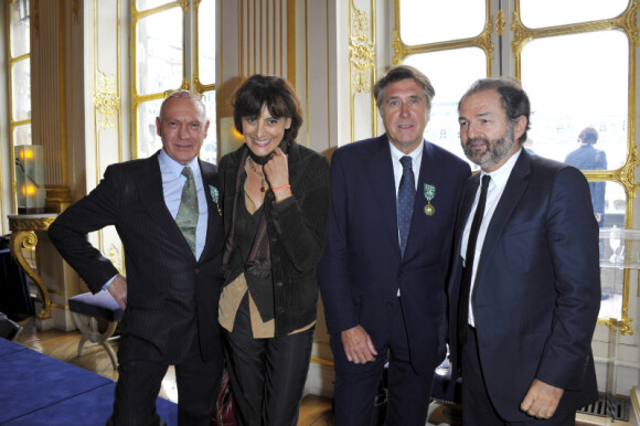 Bertrand Rindoff-Petroff, Inès de la Fressange, Bryan Ferry et Denis Olivennes lors de la cérémonie de remise de décorations au ministère de la culture, le 4 avril 2012 à Paris