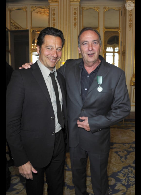 Laurent Gerra et Yves Lecoq lors de la cérémonie de remise de décorations au ministère de la culture, le 4 avril 2012 à Paris