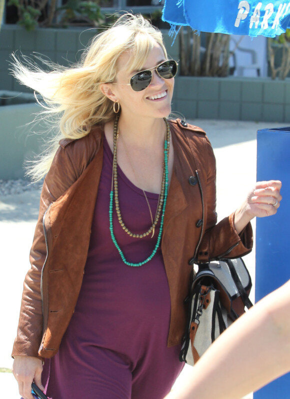 Reese Witherspoon, très souriante dans les rues de Los Angeles, dévoile son ventre rond qui pousse à vue d'oeil. Le 10 avril 2012