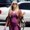 Reese Witherspoon, en forme(s) dans les rues de Los Angeles, dévoile son ventre rond qui pousse à vue d'oeil. Le 10 avril 2012